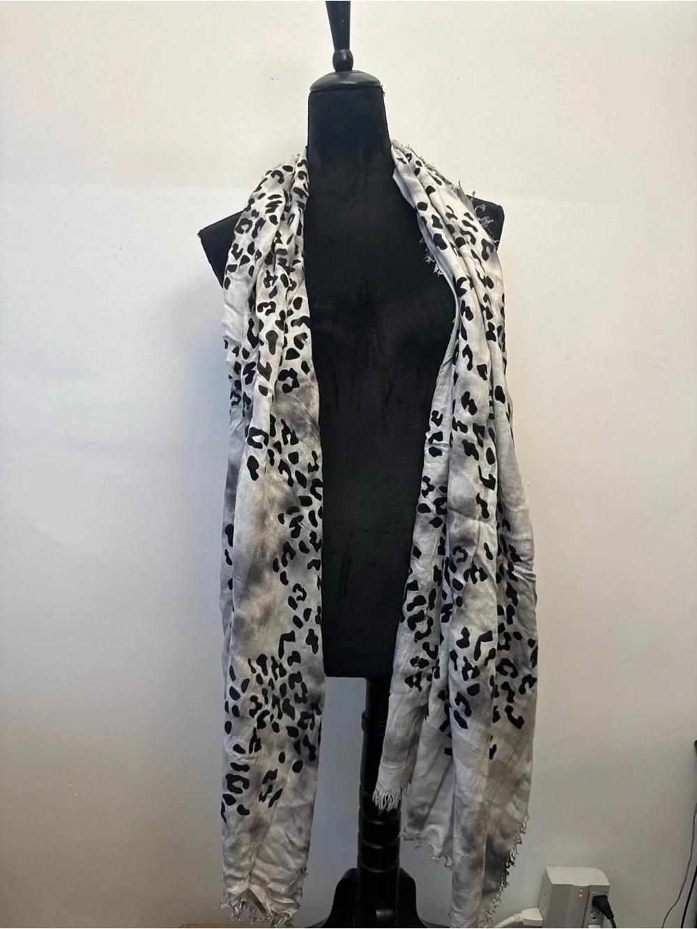 Grey Leopard Print Fashion Scarf